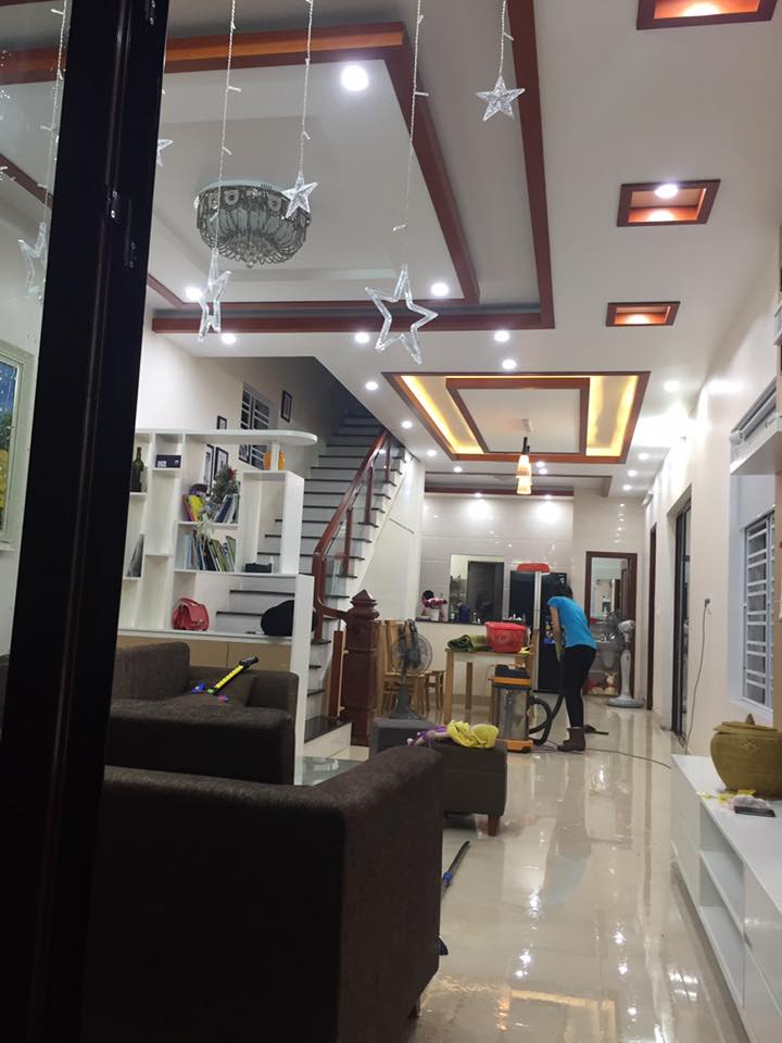 nhân viên đang dọn dẹp